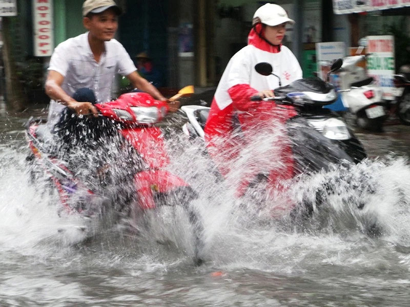 Mưa lớn, TP.HCM lại ngập nhiều nơi